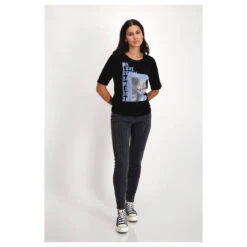 Monari Damen T-Shirt Black Glitter Blue Print 10 Monari Damen T-Shirt Black Glitter Blue Print -Modezauber Günstiges Geschäft monari denim love t shirt schwarz 999 model vorne