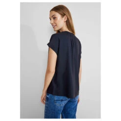 Street One Damen Kurzarm Bluse Splitneck Dark Blue 7 Street One Damen Kurzarm Bluse Splitneck Dark Blue -Modezauber Günstiges Geschäft street one shirtblouse with splitneck hemdbluse blau 11238 model hinten