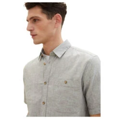 Tom Tailor Herren 1/2 Arm Hemd Smokey Olive Green 11 Tom Tailor Herren 1/2 Arm Hemd Smokey Olive Green -Modezauber Günstiges Geschäft tom tailor cotton linen shirt leinenhemd beige 34607 model detail vorne