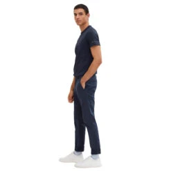 Tom Tailor Travis Chinohose Dark Ocean Blue 13 Tom Tailor Travis Chinohose Dark Ocean Blue -Modezauber Günstiges Geschäft tom tailor jeans slim chino blau 10668 ansicht model seitlich